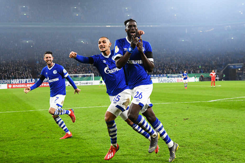Ahmed Kutucu (M.) jubelt mit Salif Sané (r.) und Mark Uth über ein Tor des FC Schalke 04 im DFB-Pokal-Achtelfinale gegen Fortuna Düsseldorf.