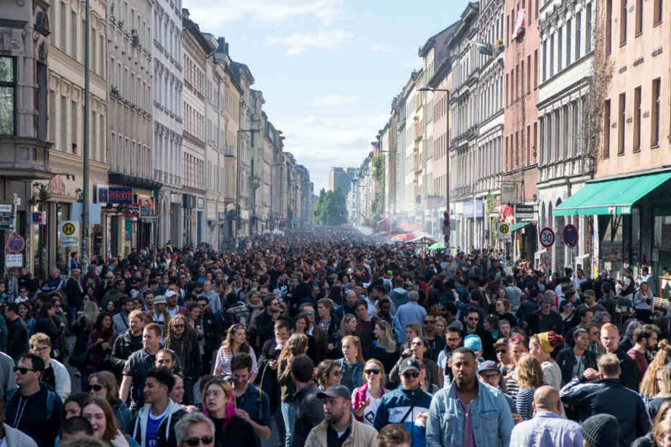 Tausende feiern beim "Myfest" in Kreuzberg.