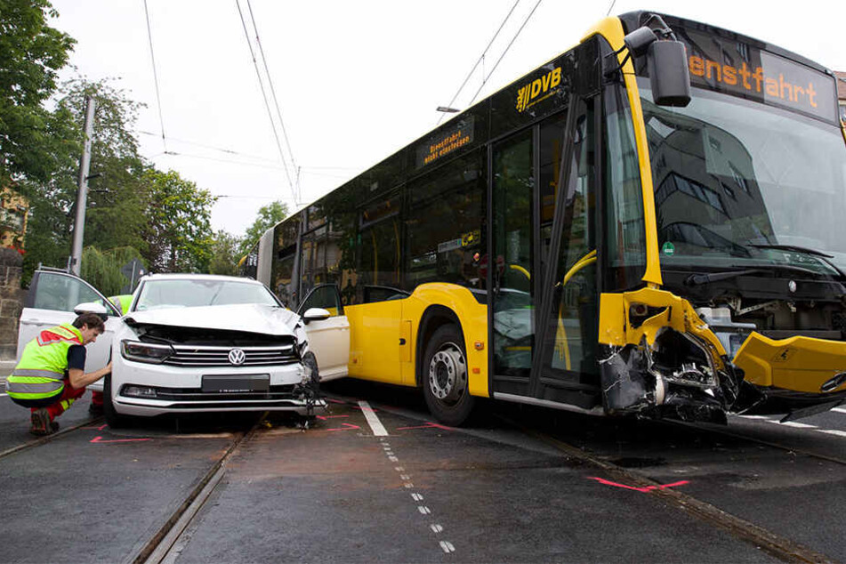 Linienbus und VW kollidierten miteinander.