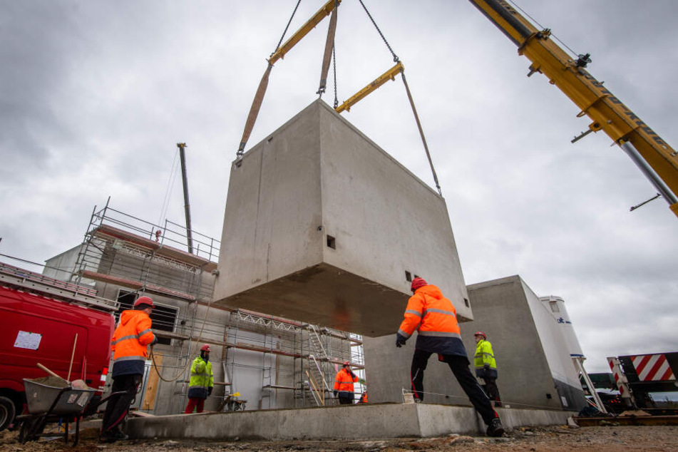 Mit einem Kran wurden Betonteile für eine Trafostation positioniert, die für die neue Wasserbehandlungsanlage in Helmsdorf gebaut wird.