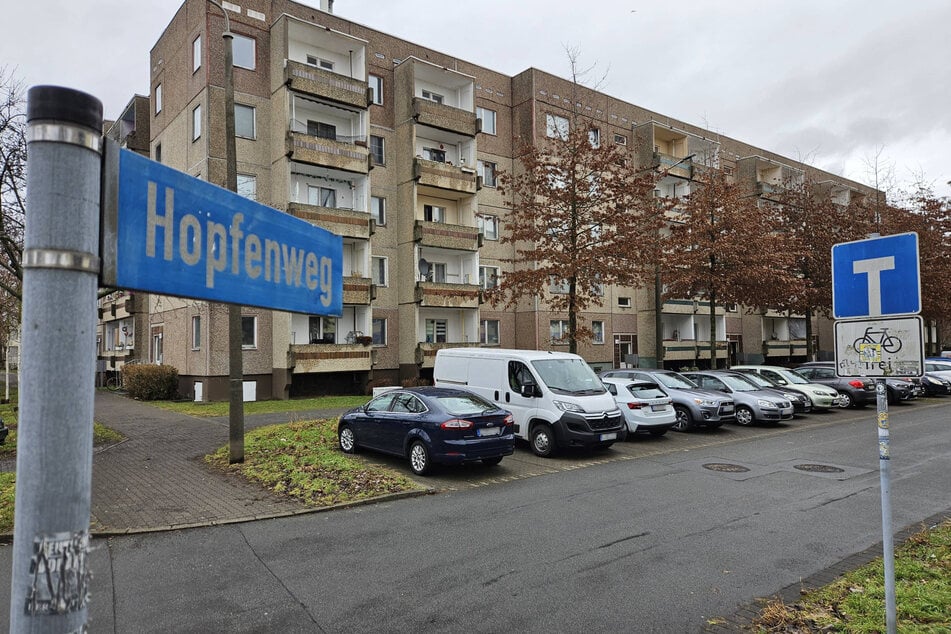 Der Brand brach in einem Wohnblock im Hopfenweg aus.