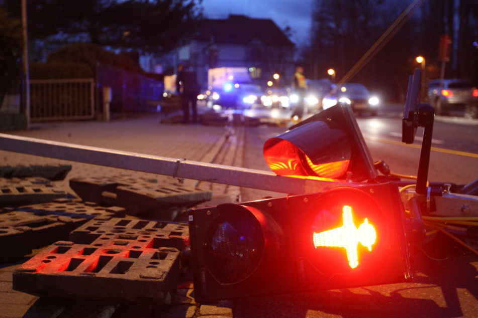 In Pirna riss es eine Behelfsampel um.