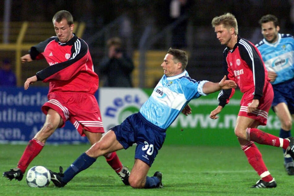 25. April 2001, auch 2. Bundesliga: Olaf Renn (M.) im Zweikampf mit dem Reutlinger Denis Lapaczinski.
