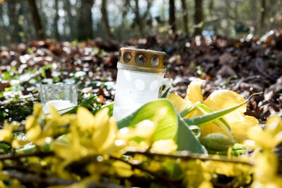 Blumen und eine Kerze wurden an der Fundstelle niedergelegt.