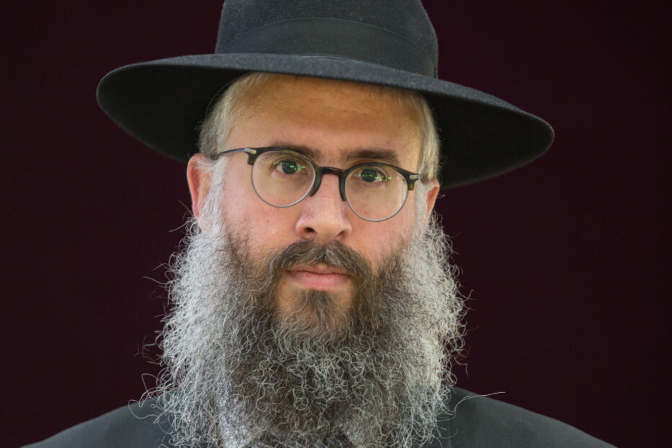 Der Landesrabbiner Shlomo Bistritzky steht in einer Synagoge in Hamburg. Auf dem Hamburger Rathausmarkt sind der Landesrabbiner und ein weiterer ranghoher Vertreter der jüdischen Gemeinde angespuckt worden.