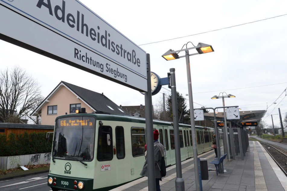 Zeugen hatten die Bahn an dieser Haltestelle in Bahn stoppen können (Archivbild).