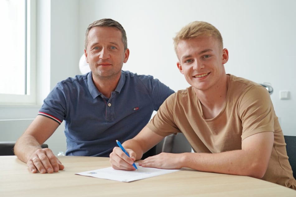Am Dienstag unterschrieb Philipp Sturm (r, mit Thomas Sobotzik) beim CFC.