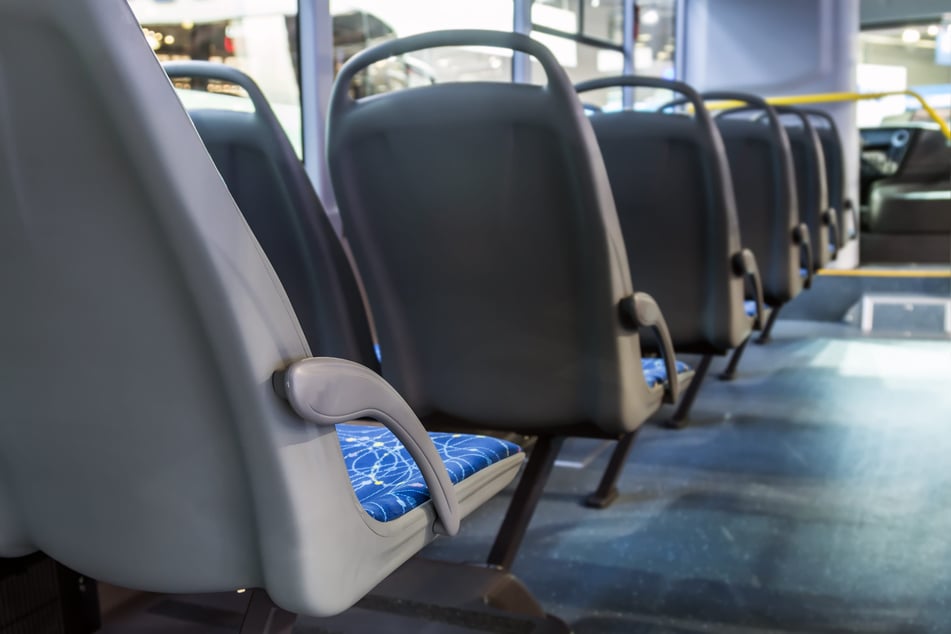 Frau während Busfahrt im Südharz schwer verletzt