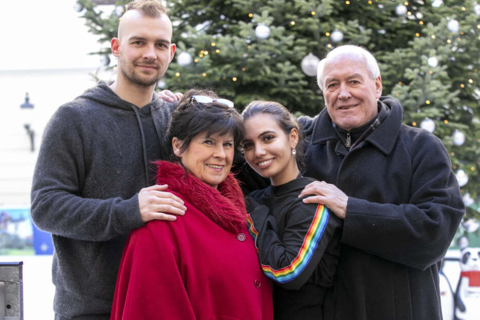 Eric Stehfest (30) und seine Eiskunstlauf-Partnerin Amani Fancy (22) wurden beim Training in Dresden von Erics Großeltern Walburga (73) und Hans-Peter Ehlers (74) überrascht.