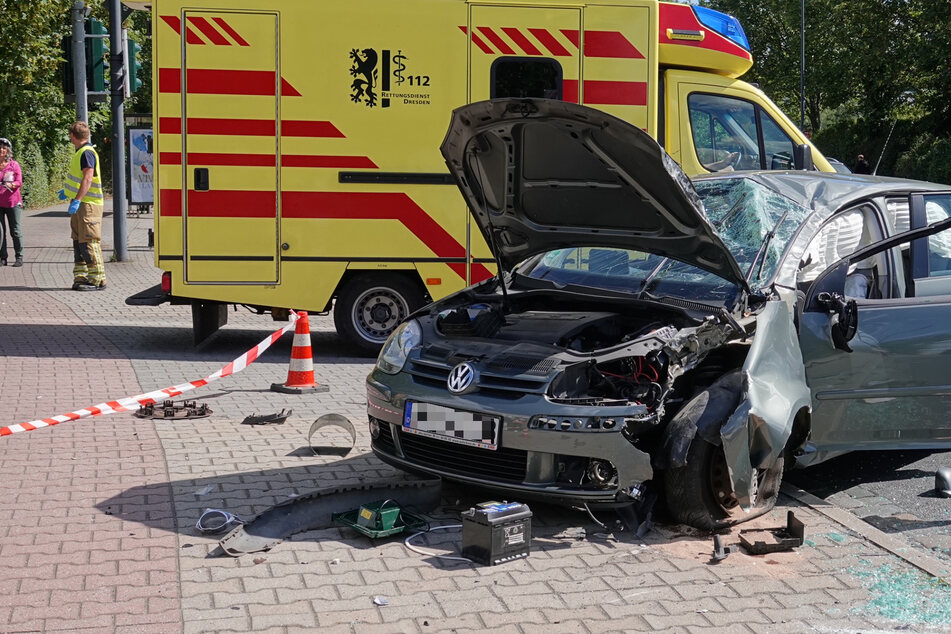 Unfall auf Dohnaer Straße: VW überschlägt sich und mäht Ampel um!