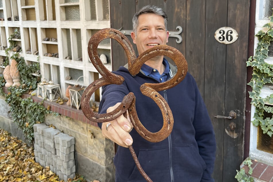 Thomas verwandelt Pferdehufeisen in dekorative Kunstwerke.