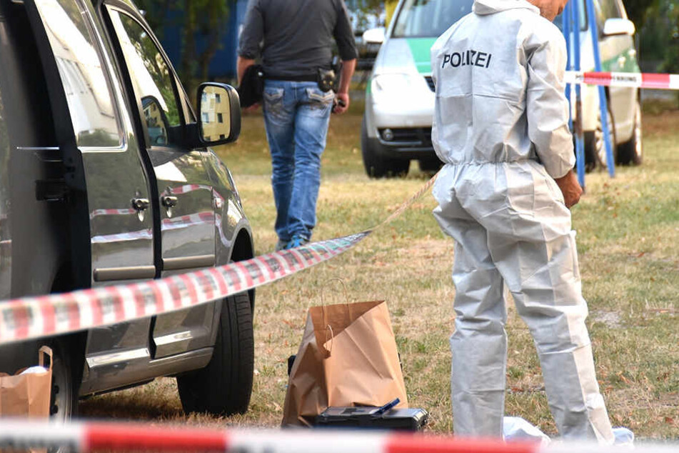 Kriminaltechniker sichern Spuren nach einem Mordverbrechen.