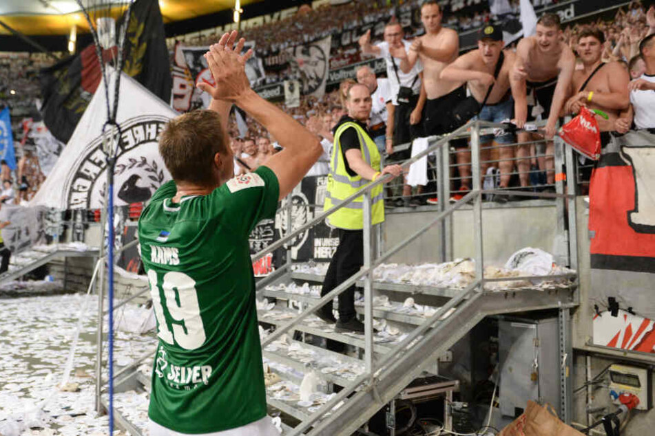 Die Eintracht-Ultras feierten die Spieler von Flora Tallinn nach dem Abpfiff in der Commerzbank Arena.