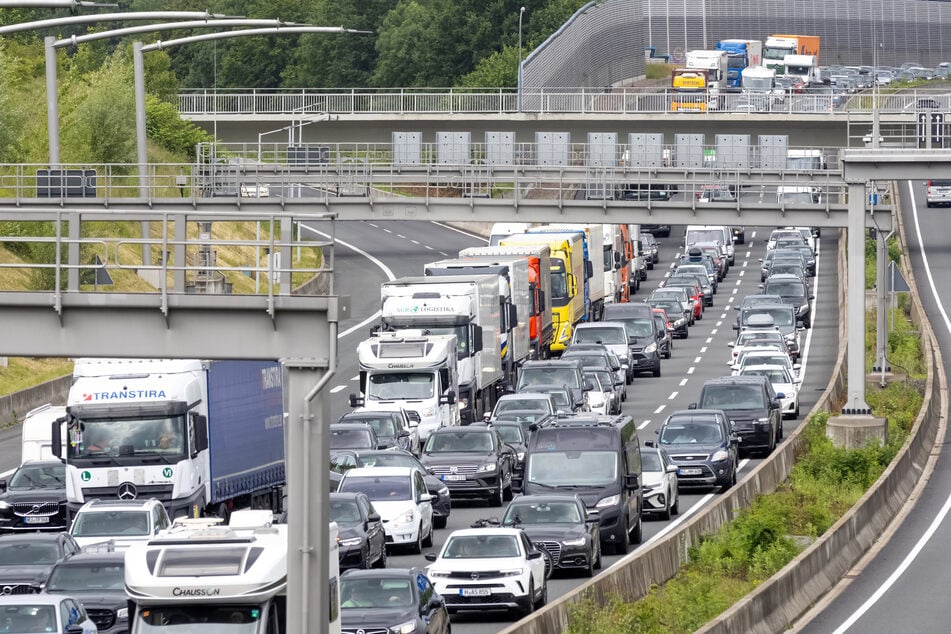 Stillstand auf der A7: Autofahrer müssen sich am Wochenende auf massive Einschränkungen einstellen. (Archivfoto)