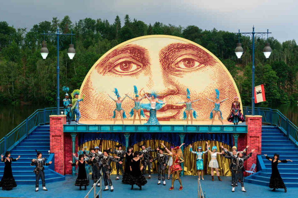 Auf der Seebühne Kriebstein verrät schon das Bühnenbild: "Frau Luna" steht auf dem Programm.