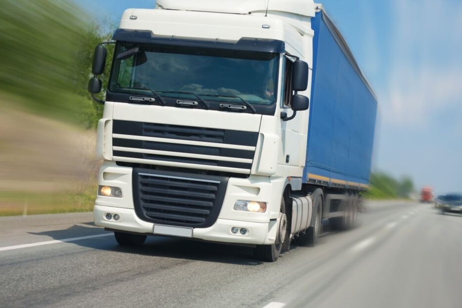 Die 85-Jährige wurde von einem Sattelzug überrollt (Symbolbild).