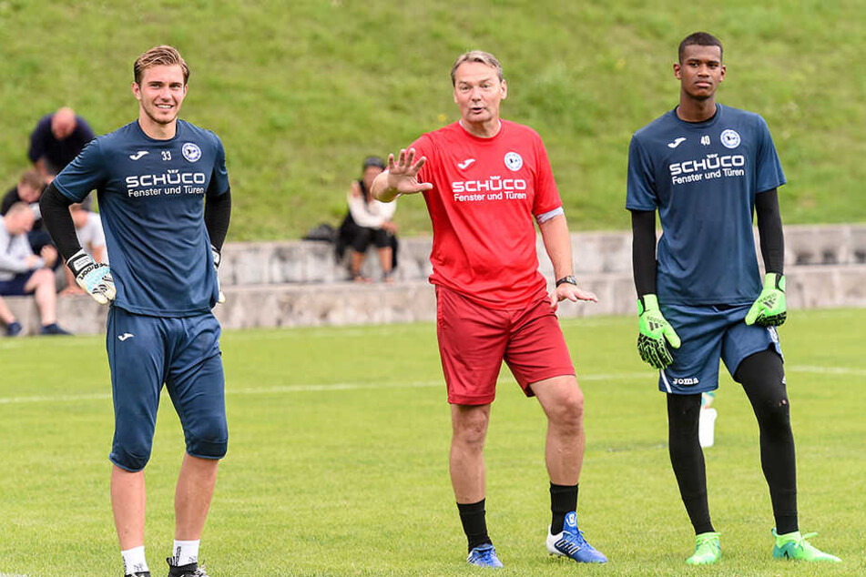 Nachwuchskeeper Nikolai Rehnen (l.) und Babucarr Gaye (r.) mit Torwarttrainer Marco Kostmann.