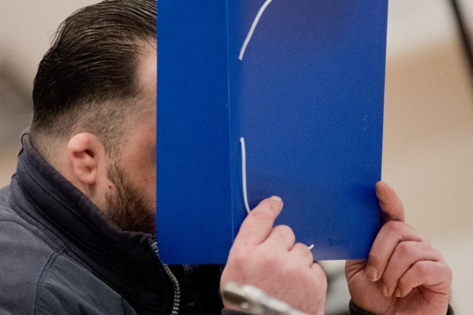 Der wegen vielfachen Mordes Angeklagte Niels Högel kommt in den Gerichtssaal