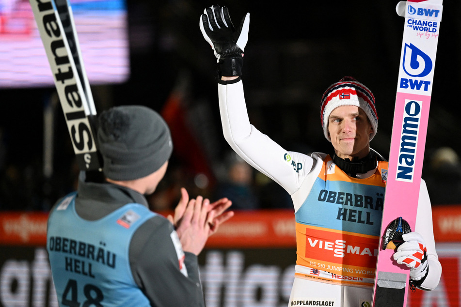 Halvor Egner Granerud aus Norwegen holte am Samstag im hessischen Willingen den Tagessieg. Drei deutsche Skispringer schafften es unter die Top-Ten.