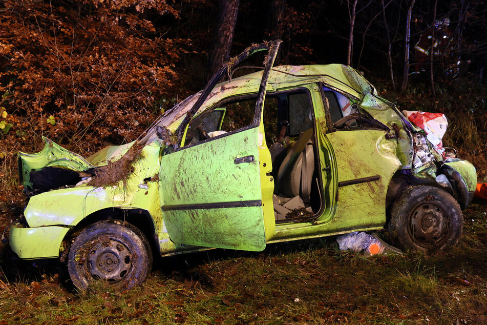 Unfalldrama in Unterfranken: Mann wird aus VW geschleudert und verliert Leben