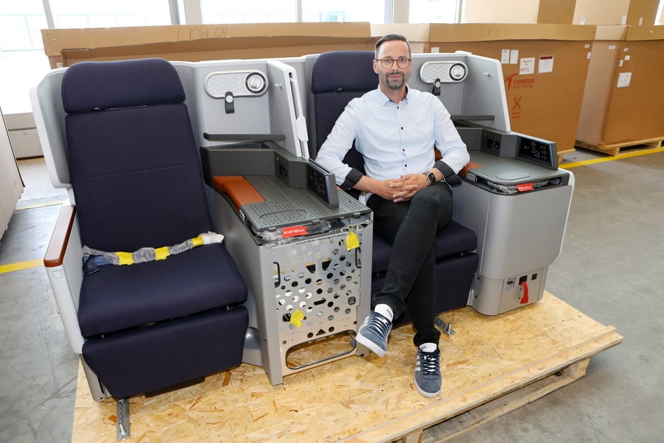Flottenmanager Tim Kaya (38) saß auf dem neuen Modell im typischen Lufthansa-Blau schon einmal Probe.