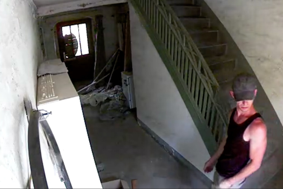 Bitte recht freundlich: Eine Kamera fing den Einbrecher in der Limbacher Straße ein. Hausbesitzer Lars Fassmann (46) hofft auf Hinweise.