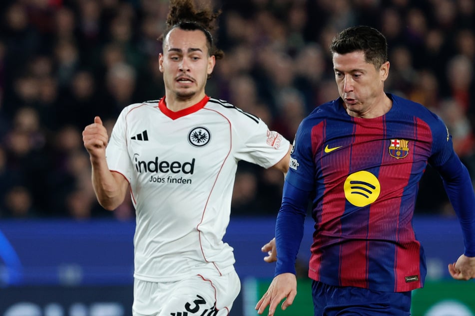 Eintracht Frankfurts Arthur Theate (25, l.) hofft, dass die gezeigte "Eintracht-Mentalität" für die kommenden Spiele einen Schub Selbstvertrauen gibt.