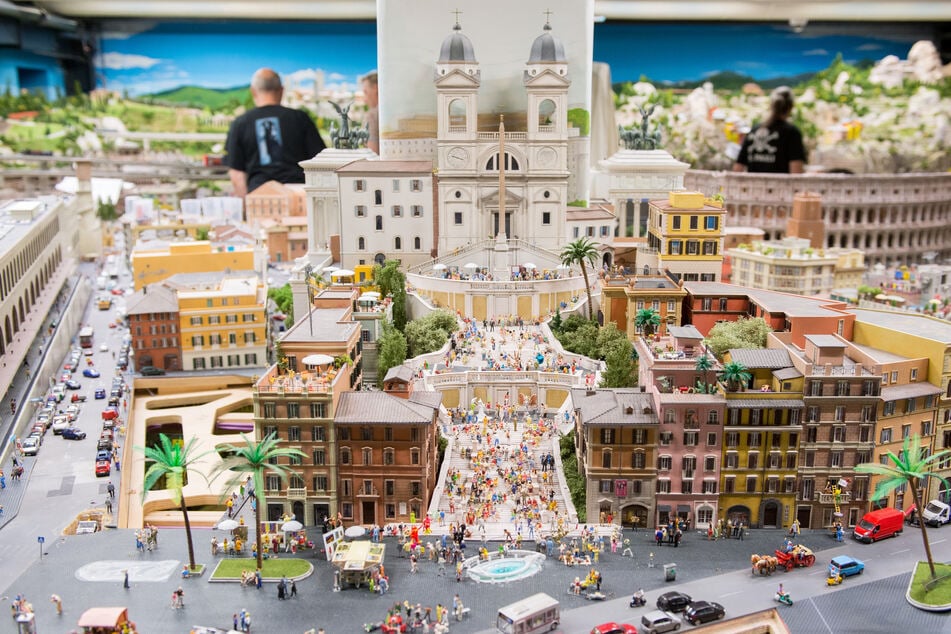 Zahlreiche winzige Figuren sind im Italien-Abschnitt des "Miniatur Wunderlandes" auf einer Nachbildung der Spanischen Treppe in Rom zu sehen.