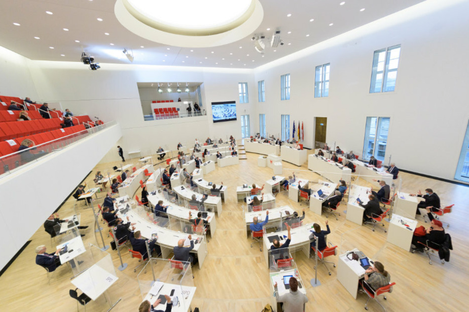 Abgeordnete sitzen im Brandenburger Landtag.