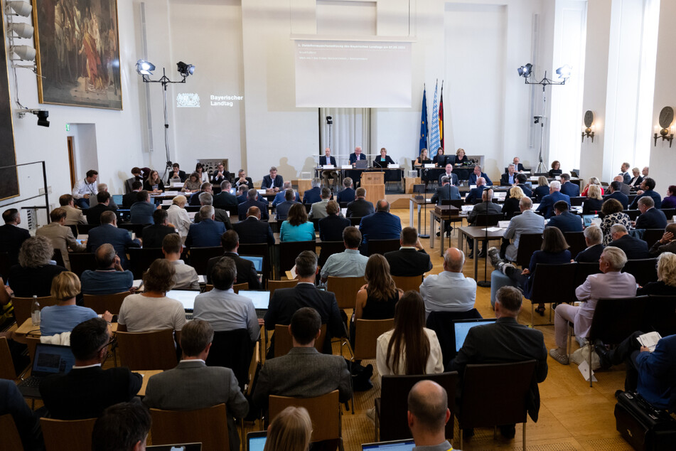 Die Mitglieder des Zwischenausschusses nehmen im bayerischen Landtag an einer Sondersitzung zu den Vorwürfen gegen Vize-Ministerpräsident Aiwanger teil.