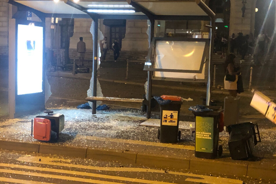 Die Einsatzkräfte wurden mit Flaschen angegriffen (Symbolfoto).