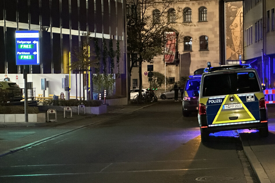 Schwer verletzter Mann in Nürnberger Parkhaus entdeckt: Kripo ermittelt