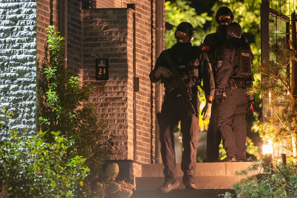 SEK im Einsatz: Notruf geht bei Polizei ein, plötzlich bricht das Gespräch ab