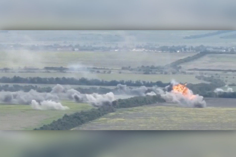 Die russische Artillerie eröffnet das Feuer auf die ukrainische Kampfgruppe.