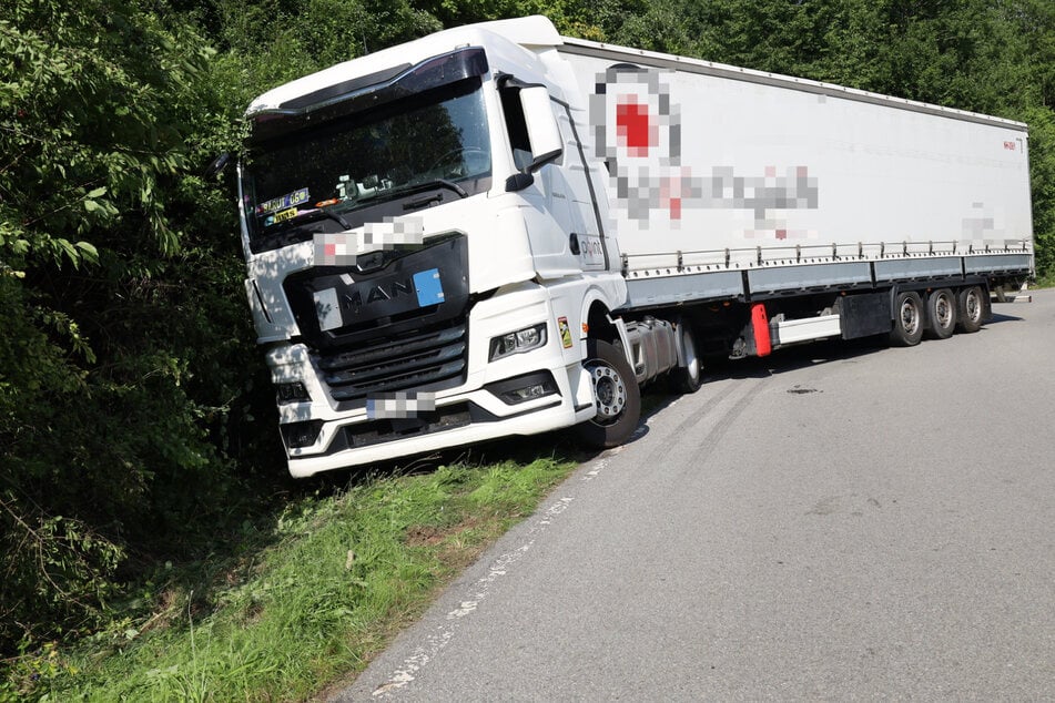 Lkw rutscht in Graben und blockiert Straße