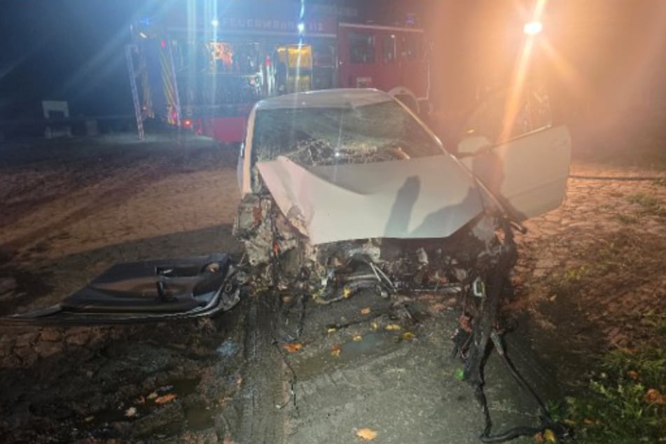 Der Fahrer wurde in seinem VW eingeklemmt und musste befreit werden.