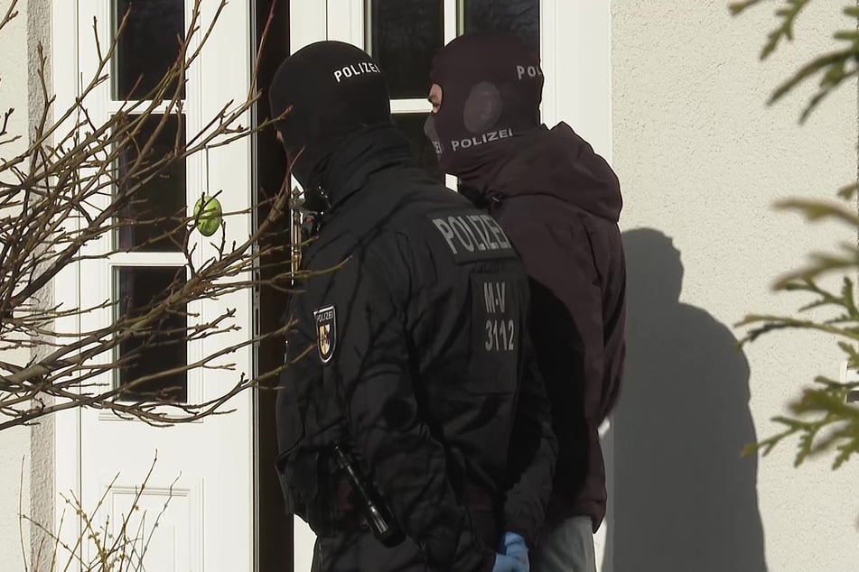 Die Bundesanwaltschaft lässt derzeit die Räumlichkeiten weiterer mutmaßlicher Mitglieder der rechtsextremistischen Terrorvereinigung "Letzte Verteidigungswelle" durchsuchen.