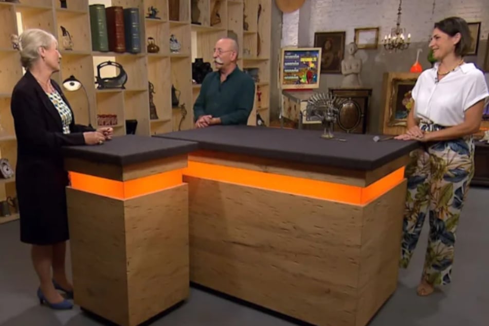 Verkäuferin Anne Bender (l.) möchte bei "Bares für Rares" ein antikes Messer-Set in Form eines Straußes verkaufen.