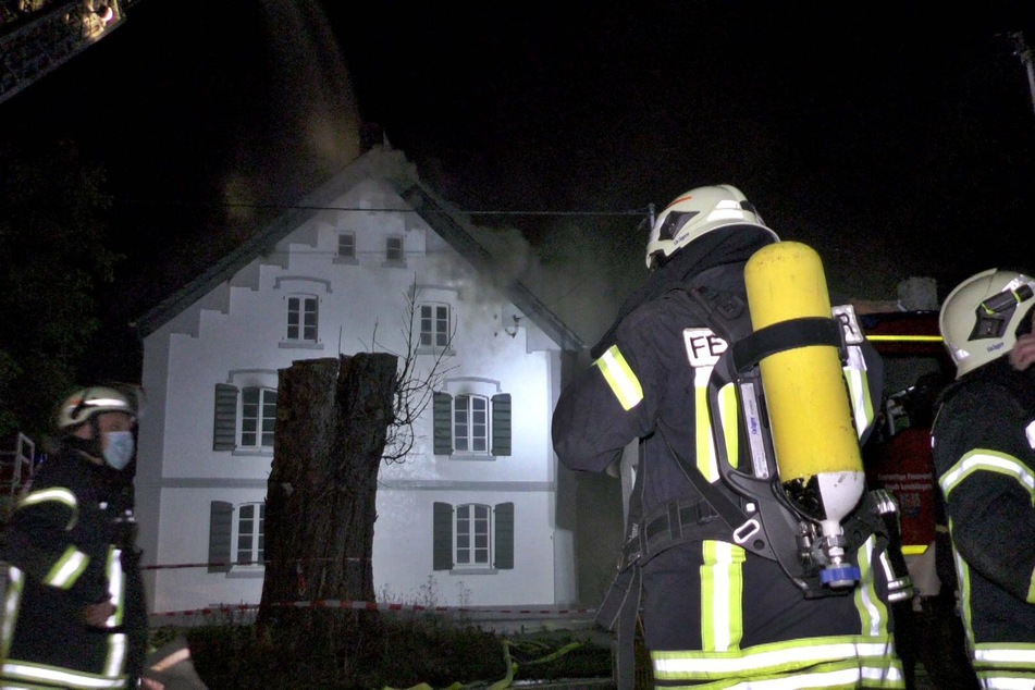 Die Feuerwehr rückte mit 100 Einsatzkräften zu dem Feuer in Leichlingen an.