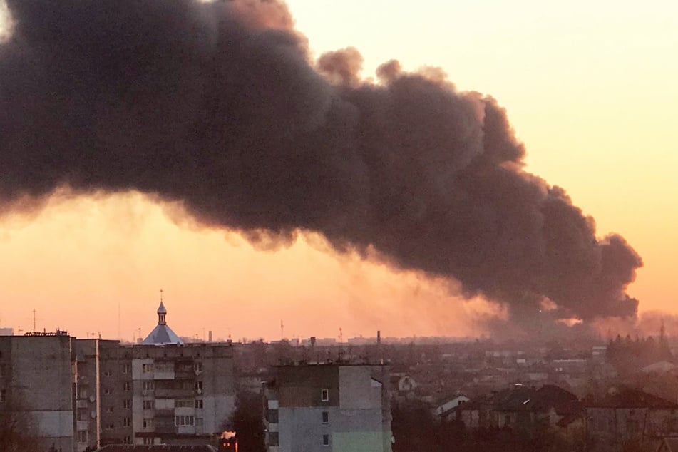 Am Flughafen der westukrainischen Großstadt Lwiw haben sich am Morgen heftige Explosionen ereignet.