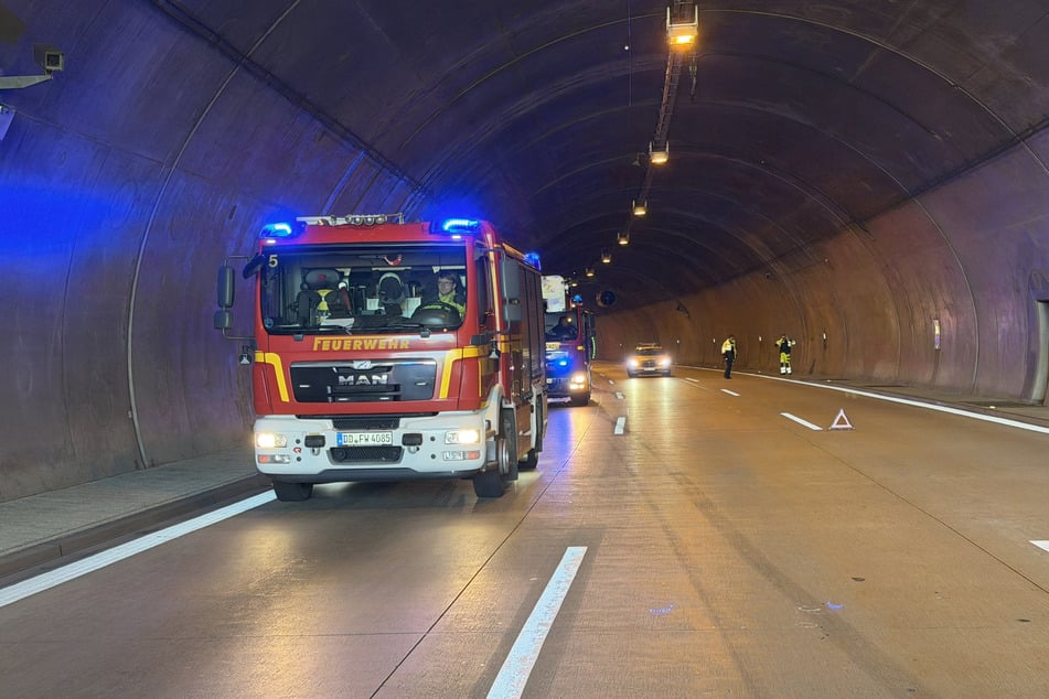 Die Dresdner Feuerwehr sicherte die Unfallstelle ab.