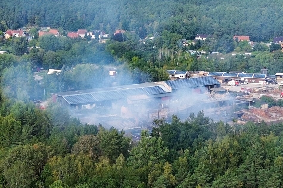 Während die Feuerwehr den Brand löscht, wurde das Gelände um das Sägewerk weitläufig abgesperrt.