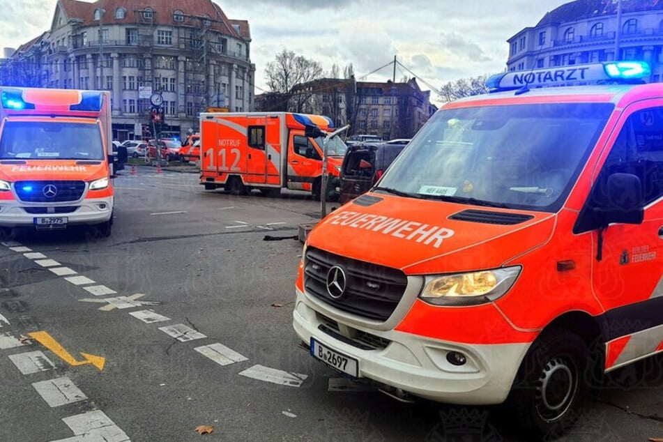 Die Kreuzung war während der Unfallaufnahme für den Fahrzeugverkehr größtenteils gesperrt.