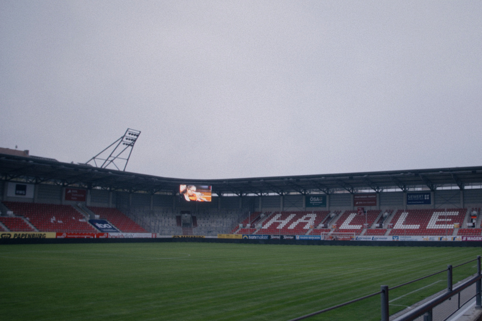 So auch im Stadion des Halleschen FC, wo unter anderem eine Gedenktafel errichtet wurde.