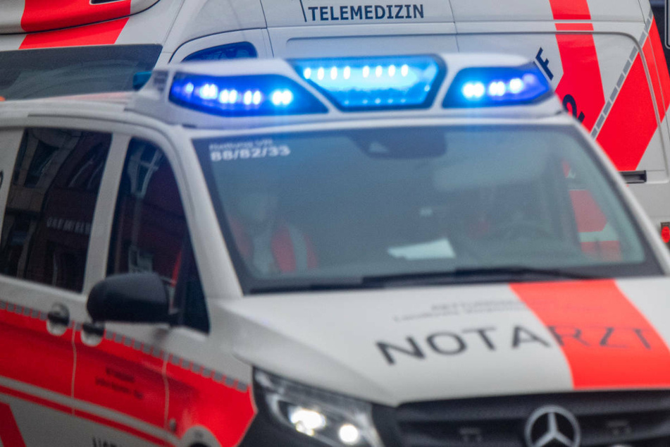 Ein Mann (67) und ein vierjähriger Junge mussten nach dem Zusammenstoß zwei Autos im Krankenhaus behandelt werden. (Symbolbild)