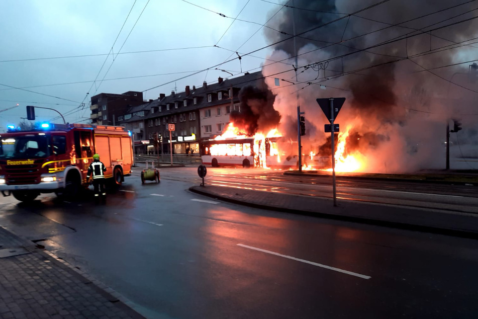 Der Bus brannte bereits, als die Feuerwehrleute eintrafen.