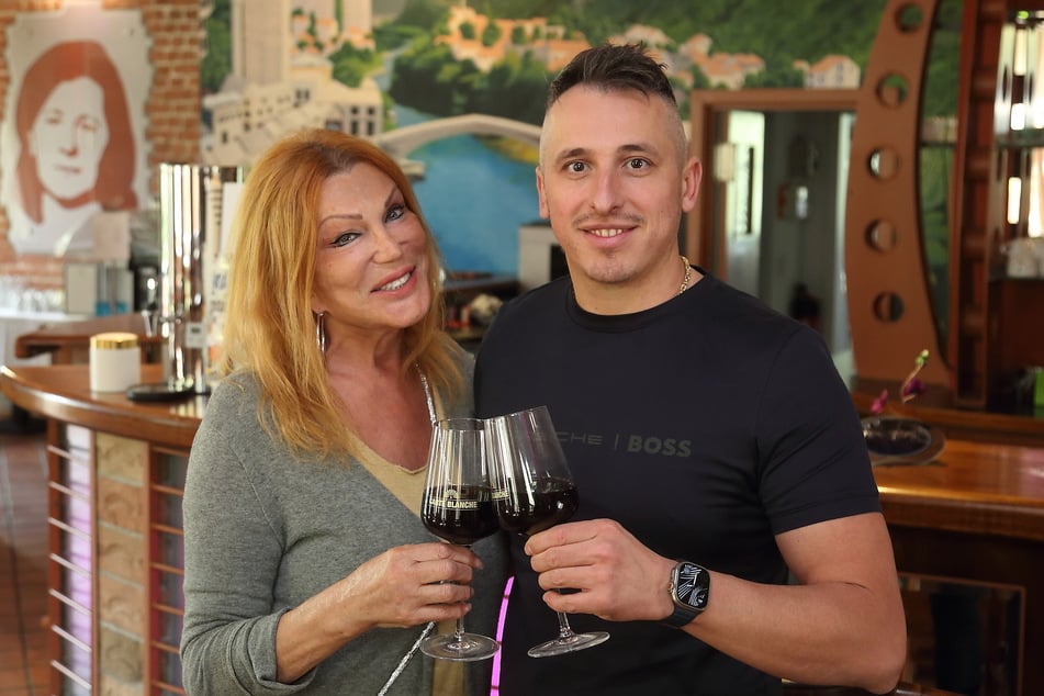 Zora Schwarz und Blagojche Stojanoski stoßen auf die Eröffnung des neuen Restaurants "Buba Mara by venetto" an.