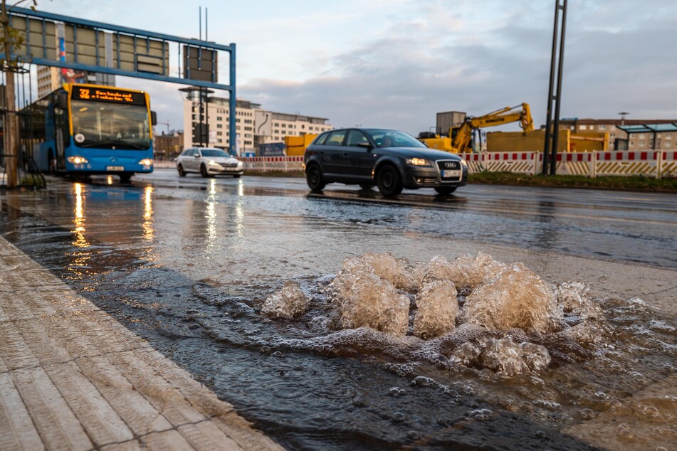 Ein überlaufender Gully sorgte für eine nasse Straße im Chemnitzer Zentrum.