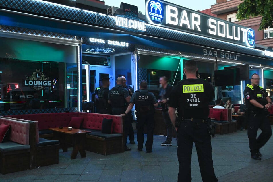 Auch eine Filiale der Shishabar-Kette "Bar Solut" in der Müllerstraße ist von den Beamten durchsucht worden