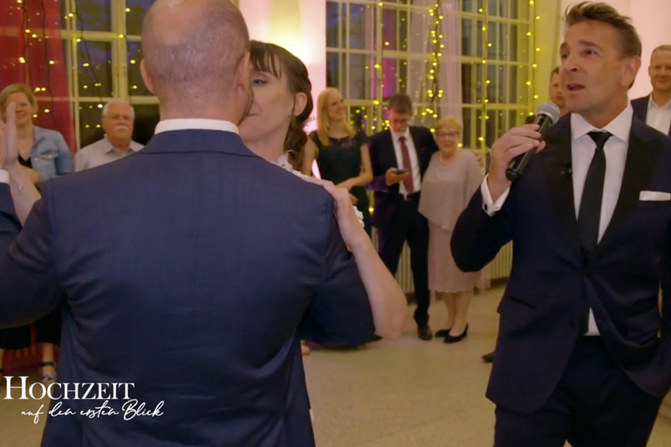 Der Schauspieler und Entertainer Mark Keller (58) überraschte das Paar zum Hochzeitstanz.